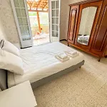 Free Car Parking - Garden - Close To Ramparts